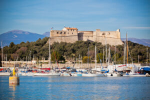 Fort Carré in Antibes über dem Hafen mit Segelbooten und Bergen im Hintergrund