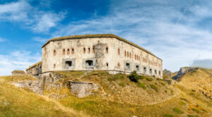 Historisches Fort Central am Col de Tende in der Hochgebirgslandschaft