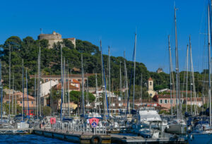 Hafen von Porquerolles mit Segelbooten, Fort Sainte-Agathe und Moulin du Bonheur im Hintergrund