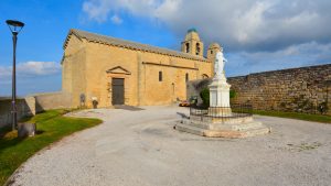 Église Saint-Sauveur auf dem Hügel L’Hauture in Fos-sur-Mer mit Marienstatue und alten Steinmauern