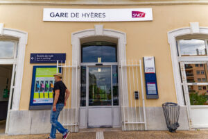 Eingang zum Bahnhof Gare de Hyères mit SNCF-Schild und gelber Fassade