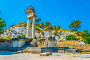 Rekonstruierte Säulen eines antiken Tempels in Glanum bei Saint-Rémy-de-Provence