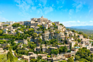 Blick auf das malerische Dorf Gordes in der Provence.
