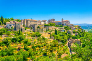 Gordes in Frankreich mit Blick über das Bergdorf im Luberon