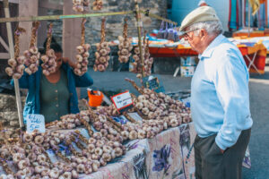 Marktstand mit violettem Knoblauch auf dem Wochenmarkt in Gordes