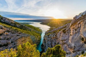 Blick durch die Gorges du Verdon auf den Lac de Sainte-Croix bei Sonnenuntergang