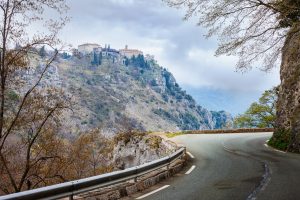 Kurvige Straße nach Gourdon mit Blick auf das Bergdorf über dem Loup-Tal