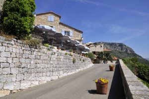 Steinhäuser und Terrassenstraße im Bergdorf Gourdon in den Alpes-Maritimes