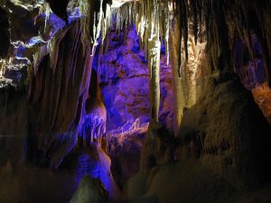 Allein die Beleuchtung der Grotte de Baume Obscure ist einen Besuch wert.