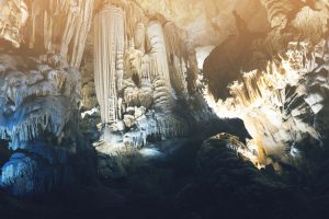 Beleuchtete Kalkformationen im großen Höhlensaal der Grotte des Demoiselles