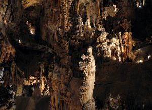 Tropfsteinformation Vierge à l’Enfant im großen Saal der Grotte des Demoiselles