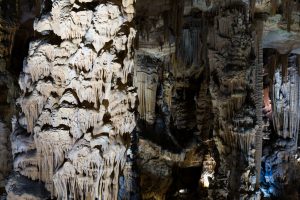 Nahaufnahme von Stalaktiten und Kalkvorhängen in der Grotte des Demoiselles