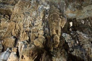 Mächtige Tropfsteinwand in der Cathédrale des Abîmes der Grotte des Demoiselles