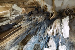 Blick an die Höhlendecke mit hellen Stalaktiten der Grotte des Demoiselles