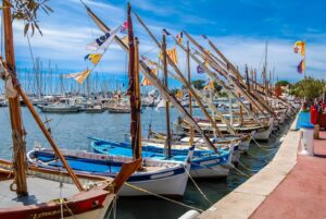 Traditionelle Fischerboote im Hafen von Bandol an der Mittelmeerküste
