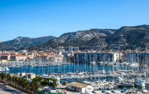 Yachthafen von Toulon mit Mont Faron im Hintergrund