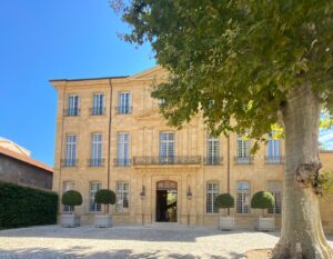 Hôtel de Caumont in Aix-en-Provence mit Innenhof und historischer Fassade