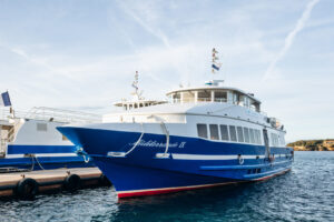 Blau-weiße Fähre Méditerranée IX am Anleger im Hafen von Hyères