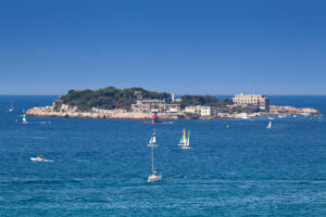 Île de Bendor vor Bandol mit Segelbooten auf dem Mittelmeer