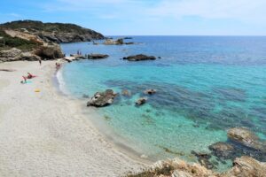 Helle Badebucht mit türkisfarbenem Wasser auf der Île des Embiez