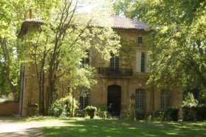 Historisches Landhaus Jas de Bouffan in Aix-en-Provence, umgeben von Bäumen und Garten