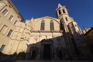 Fassade und Glockenturm der Kathedrale Saint-Siffrein in Carpentras
