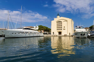 Kirche Saint-François d’Assise in Port Grimaud zwischen Yachten am Wasser