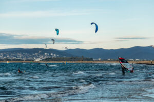 Kitesurfer und Windsurfer auf dem windigen Meer vor Hyères