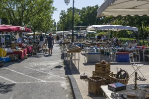 Neben den Antiquitätenmärkten bieten die Flohmärkte von L'Isle-sur-la-Sorgue auch eine hervorragende Gelegenheit, das lokale Flair zu genießen.