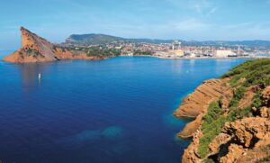 Bucht von La Ciotat mit dem Bec de l’Aigle und der Stadt an der Küste