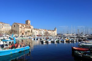 Alter Hafen von La Ciotat mit Fischerbooten, Yachten und Altstadtkulisse