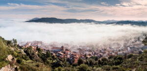 La Garde-Freinet im Massif des Maures unter einer Nebelschicht