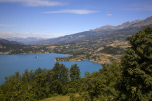 Panorama des Lac de Serre-Ponçon mit umliegender Berglandschaft