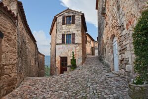 Lacoste ist ein kleines, malerisches Dorf in der Provence, im Südosten Frankreichs, bekannt für seine reiche Geschichte und seine beeindruckende Lage.
