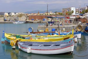 Bunte Fischerboote im Hafen von Cros-de-Cagnes in Cagnes-sur-Mer
