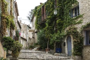 Enge Gasse mit bewachsenen Steinhäusern in Haut-de-Cagnes bei Cagnes-sur-Mer