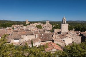 Dächer und Kirchtürme von Cucuron im südlichen Luberon
