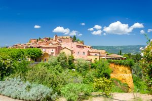 Roussillon fasst knapp über 1.300 Einwohner und liegt am Fuße des Luberon-Massivs.