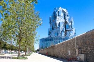 LUMA Arles mit modernem Turm im Parc des Ateliers