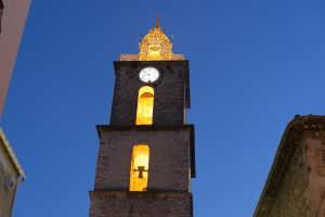Beleuchteter Glockenturm in der Innenstadt von Manosque bei Abendstimmung