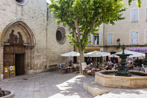 Manosque, in der Provence, besticht durch Geschichte, Kultur, Lavendelfelder und kulinarische Genüsse. Ein reizvolles Reiseziel in Frankreich.