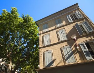 Provenzalisches Haus mit Fensterläden und Platane in Manosque