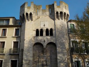 Porte de la Saunerie in Manosque mit steinerner Fassade und Zinnen