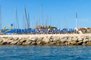 Schriftzug Marines de Cogolin am Hafen mit Segelbooten und blauem Meer am Golf von Saint-Tropez