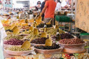Olivenstand auf dem Wochenmarkt von Arles