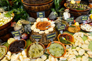 Provenzalische Oliven, Tapenaden und Kräuter auf dem Markt in Cogolin