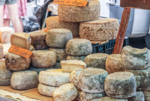 Markt in Gordes mit regionalen Produkten im Luberon in der Provence