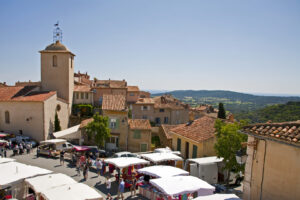 Markt in Ramatuelle vor Kirche und Altstadtdächern
