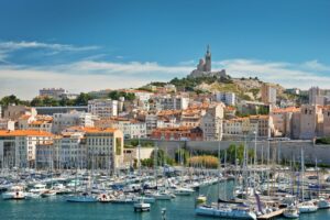 Marseille ist eine große Stadt im Süden Frankreichs, die direkt am Mittelmeer liegt. Sie ist die zweitgrößte Stadt Frankreichs.
