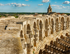 Oberer Mauerring des Amphitheaters von Arles mit Blick auf die Türme und eine Kirche
